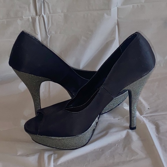 Great condition women’s black heels with sparkles on the bottom - Picture 2 of 2